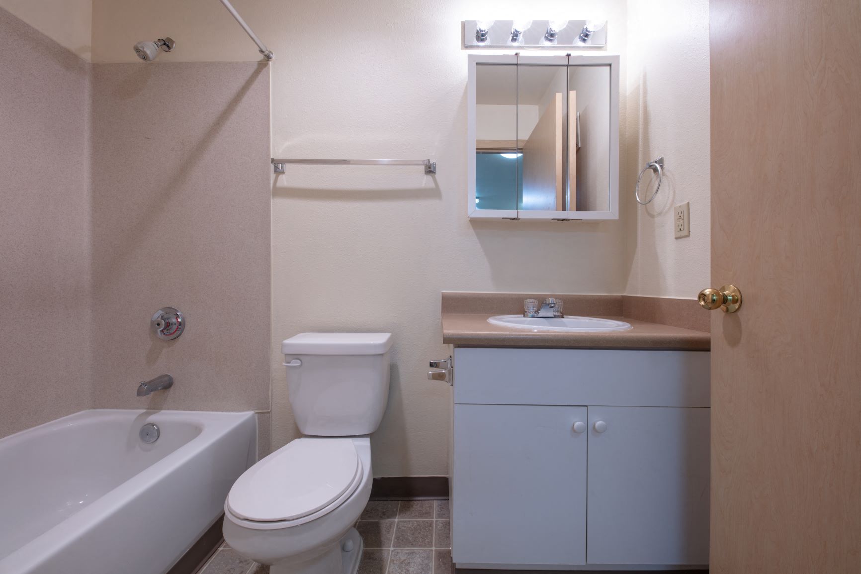 Photos and Video of Crestview West Apartments in Federal Way, WA